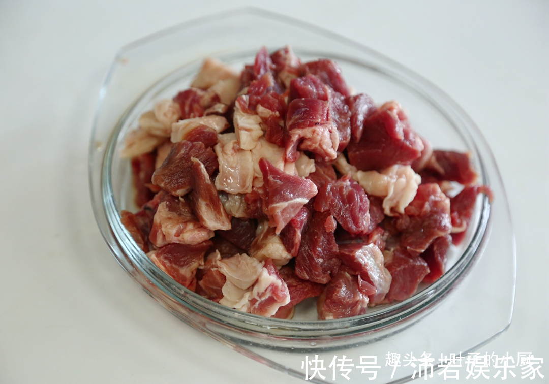 土豆炖牛肉|土豆炖牛肉,30年大厨支招只要加上此物,七大姑八大姨抢着吃