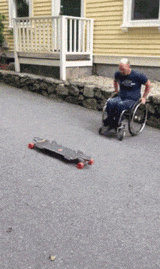 |搞笑GIF：只因在人群中多看了她一眼 结果在医院住了一个月