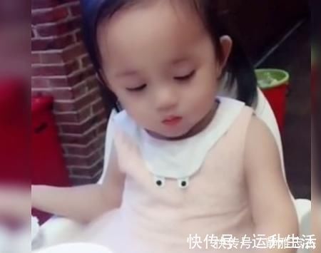 萌娃|萌娃吃饭逗笑一家人,看看你家有同款没,网友:吃货一枚。
