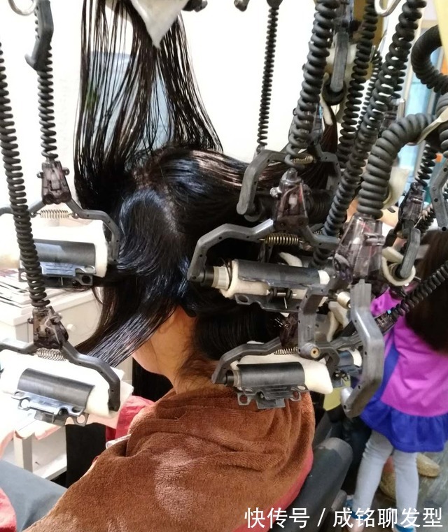 打理|花五六百烫的头发,第二天就不太卷,以前一两百烫发能保持一年