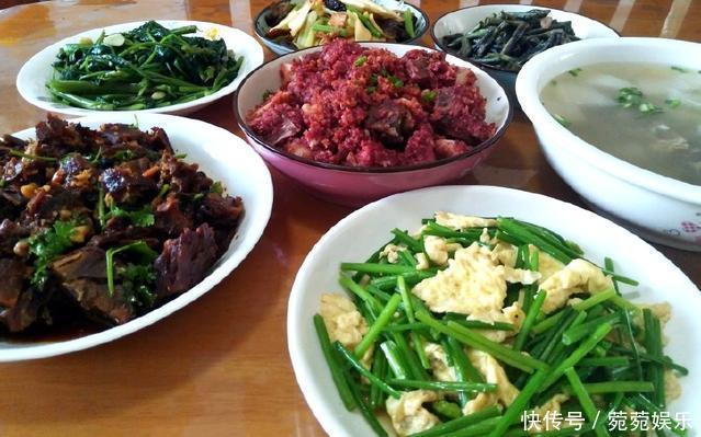 妈妈在我家吃午餐,简单家常,她说家人在一起吃饭就好