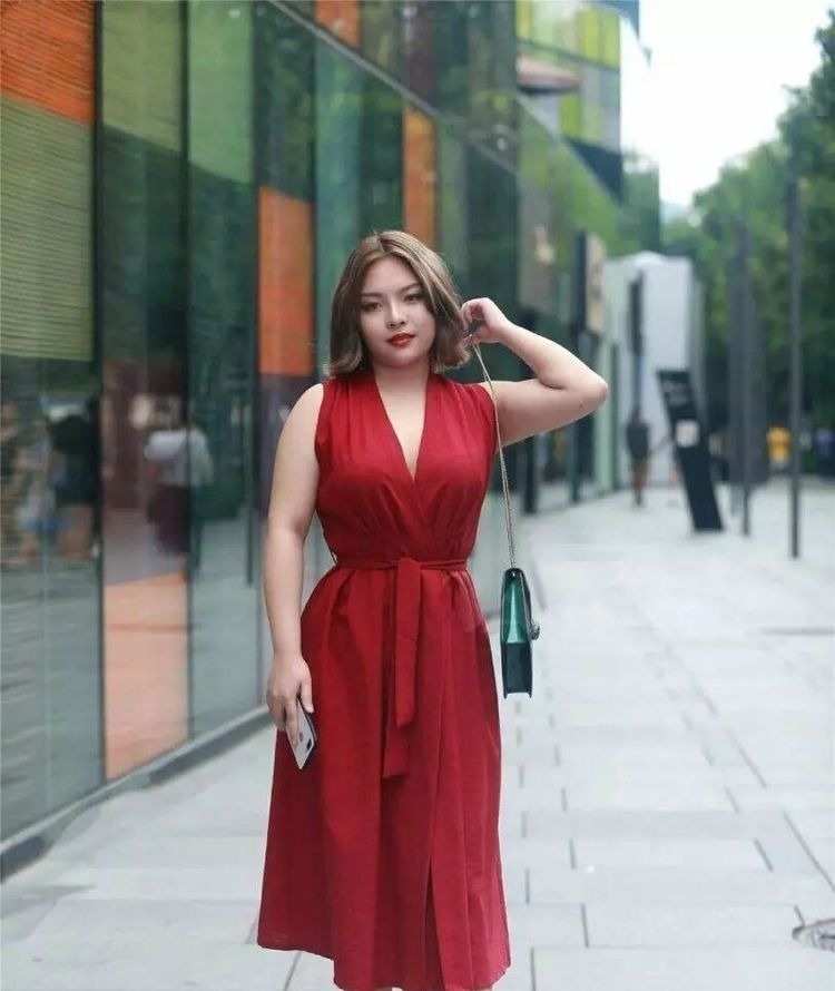 邻家女孩 邻家女孩婴儿肥身材,穿搭前卫牛仔裤,时尚大气又清新