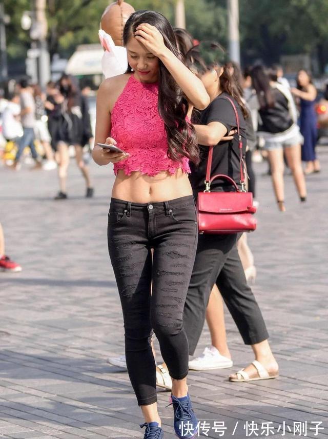 粉色 美女粉色露脐无袖上衣搭配黑色裤子,显得异常精致而独特