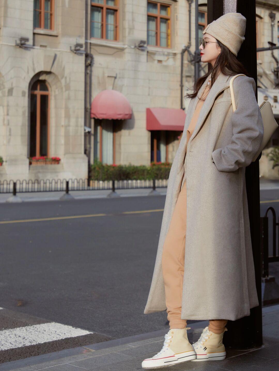 黑白配|觉得大衣厚重?试试卫衣叠穿技巧,让你瞬间化身韩系美女,超好看