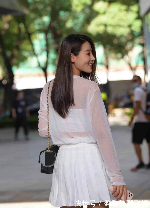 夏日|穿搭牛仔裤依然是休闲担当,配上短款背心,修身清凉简约大方