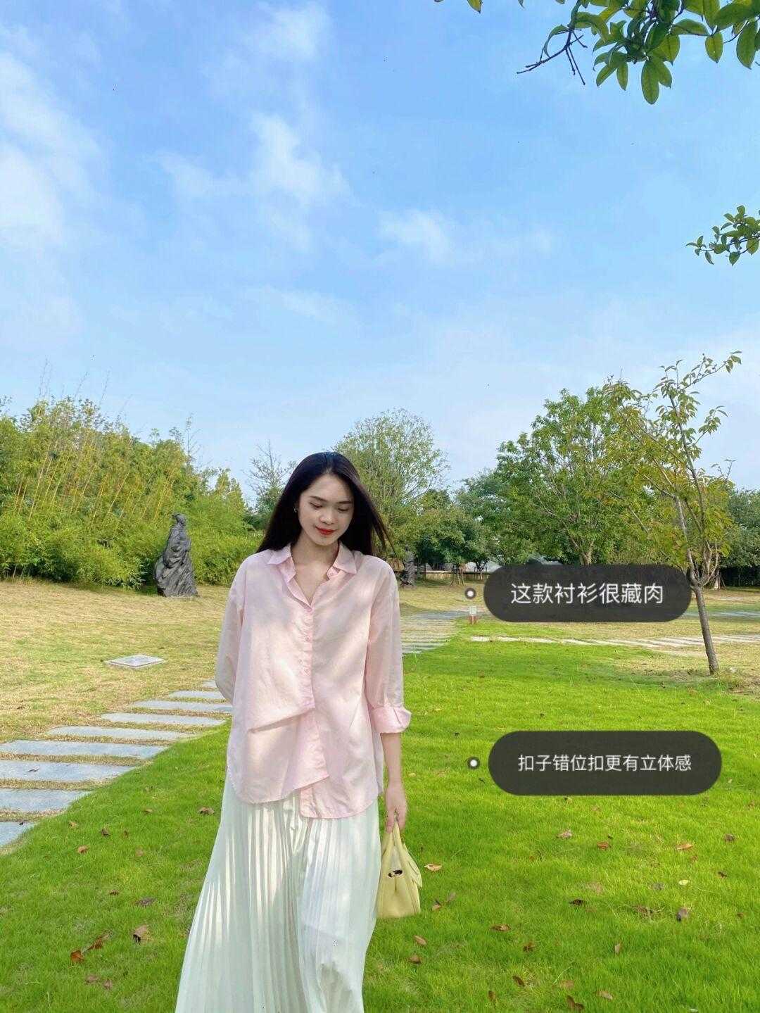 针织衫|入秋以后怎么穿?衬衫搭配白色百褶裙简约时髦,干练又不失优雅