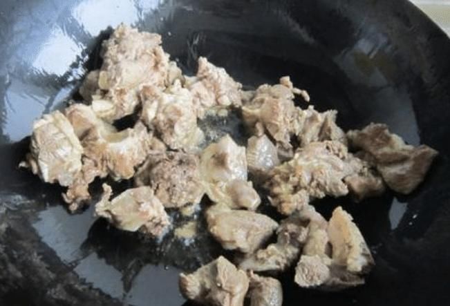 炖羊肉汤有窍门，别直接下锅炖，多做两步，肉嫩汤鲜，无膻味