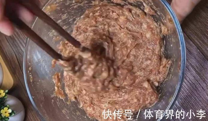调肉馅时，500克肉放多少水？分享正确做法，饺子饱满多汁不干柴