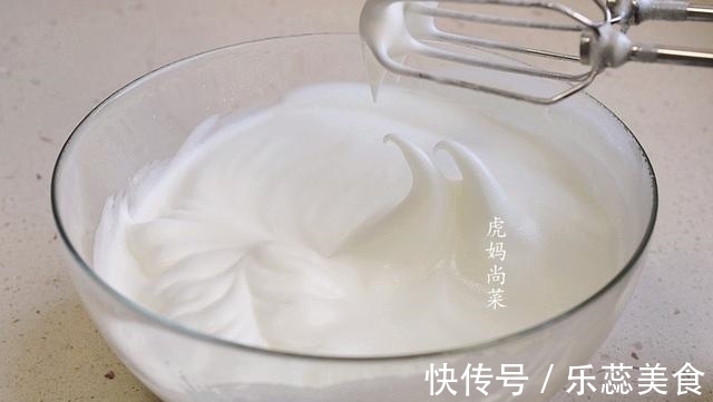 电饭煲|玉米粉+酸奶+鸡蛋，做成无油又低糖的早餐蛋糕，好吃健康易消化