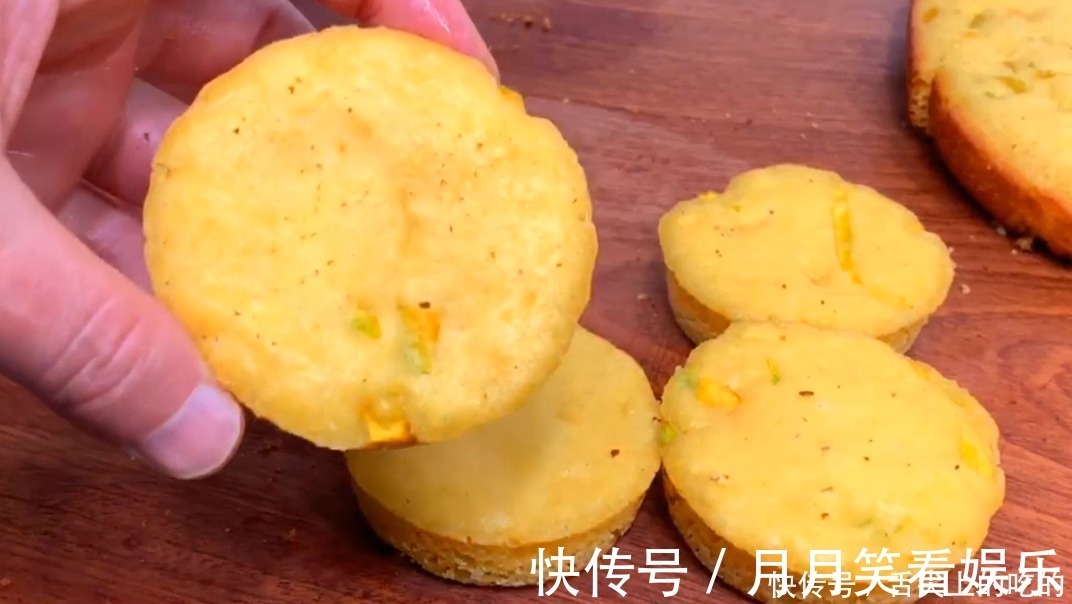 发糕|4个鸡蛋，一碗玉米面，教你做发糕，不用烤箱电饭锅，比蛋糕好吃