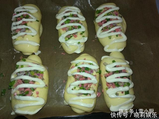 现在无需去面包店,在家轻松7步做出最好吃的葱油火腿包!