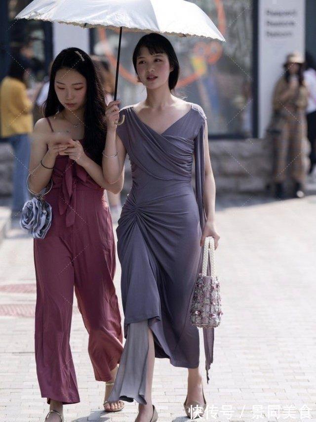 优雅 优雅大方的小姐姐,深色连衣裙搭配金色高跟鞋,自信更迷人