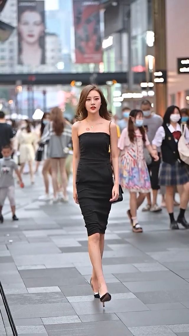 白色上衣|街拍美女:一位穿牛仔裤的长腿小姐姐,一件白色上衣亮了,好美啊