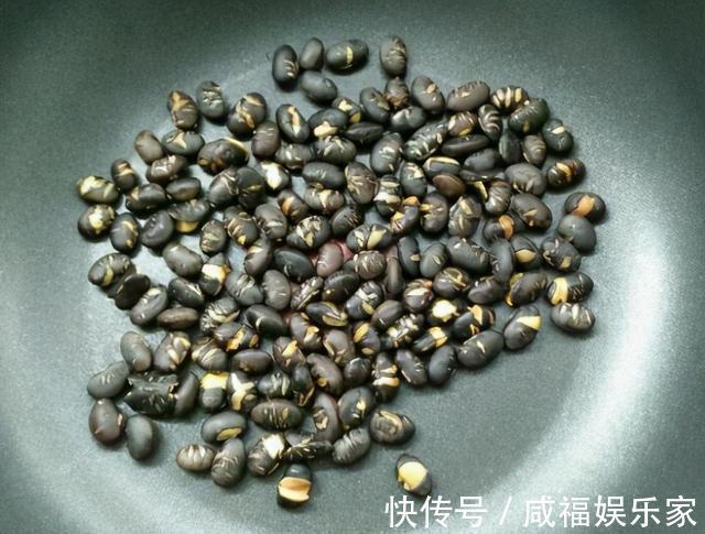 家常|天冷我家常吃黑豆，用醋泡一泡，每天吃5颗，补充蛋白质和维生素