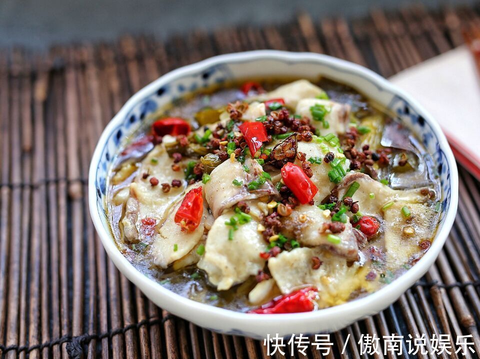 教你简版酸菜鱼做法,汤汁酸爽,鱼肉滑嫩,一次一锅都不够吃