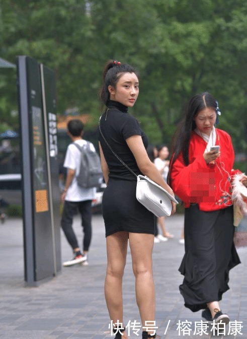 好处|街拍:皮肤黑有黑的好处,美女身材还是很棒的