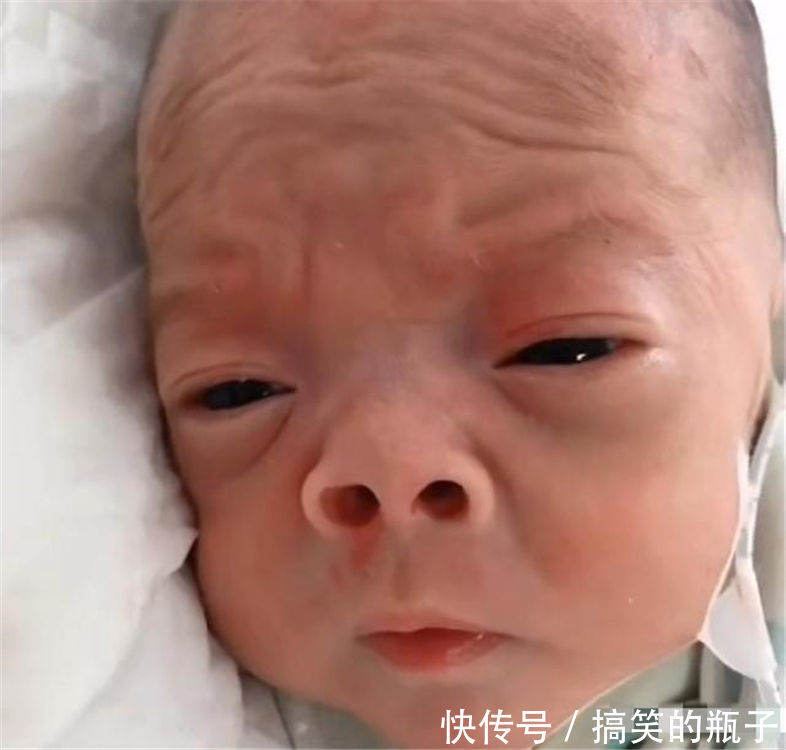 宝宝出生时“丑哭”妈妈,被嫌弃长大,如今颜值完美逆袭,真好看