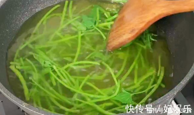 碱性食物|夏天这碱性蔬菜要多吃,钙是西红柿的8倍,清脆爽口,不懂可惜了
