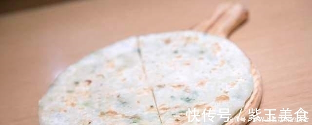 烙饼时，和面用冷水还是热水？牢记2个诀窍，饼柔软起层不干不硬