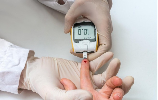 血糖监测|血糖高不高,小便就知道!排尿出现3种“异常”,可能是糖尿病