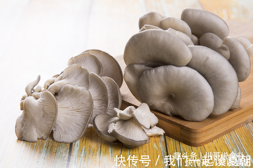 买平菇时，挑大的还是小的老菜农教您一招，别再买错了