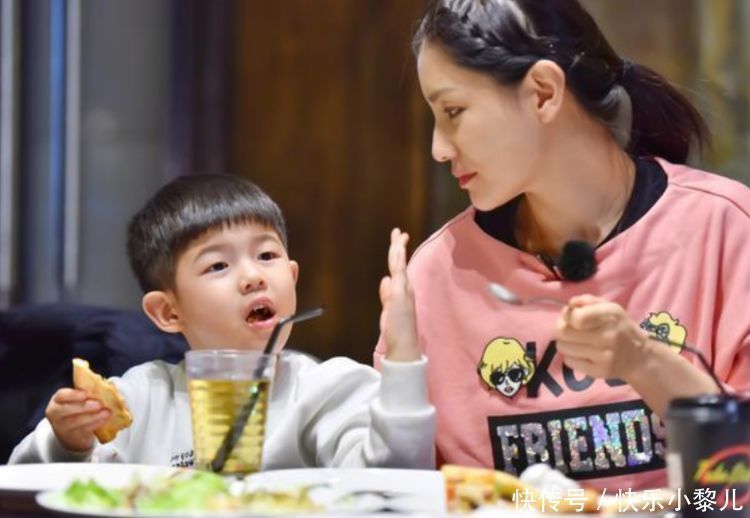 公交车|小男孩护送“怀孕妈妈”坐公交,举动被赞有教养,网友:多生几胎