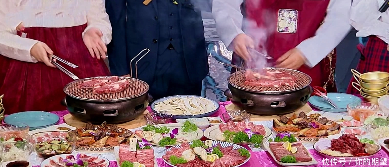 王一博上《天天向上》,大厨教耶波吃烤肉“秘籍”,真没被迫营业