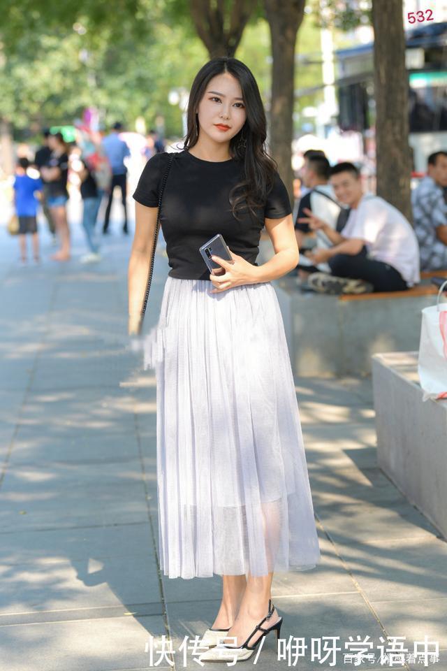 时尚穿搭黑色上衣搭配百褶裙+尖头鞋