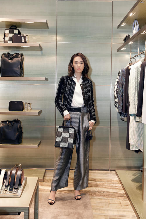 40岁的微胖女人怎么穿？衣服领口要大而且要有高级感，显瘦又时尚