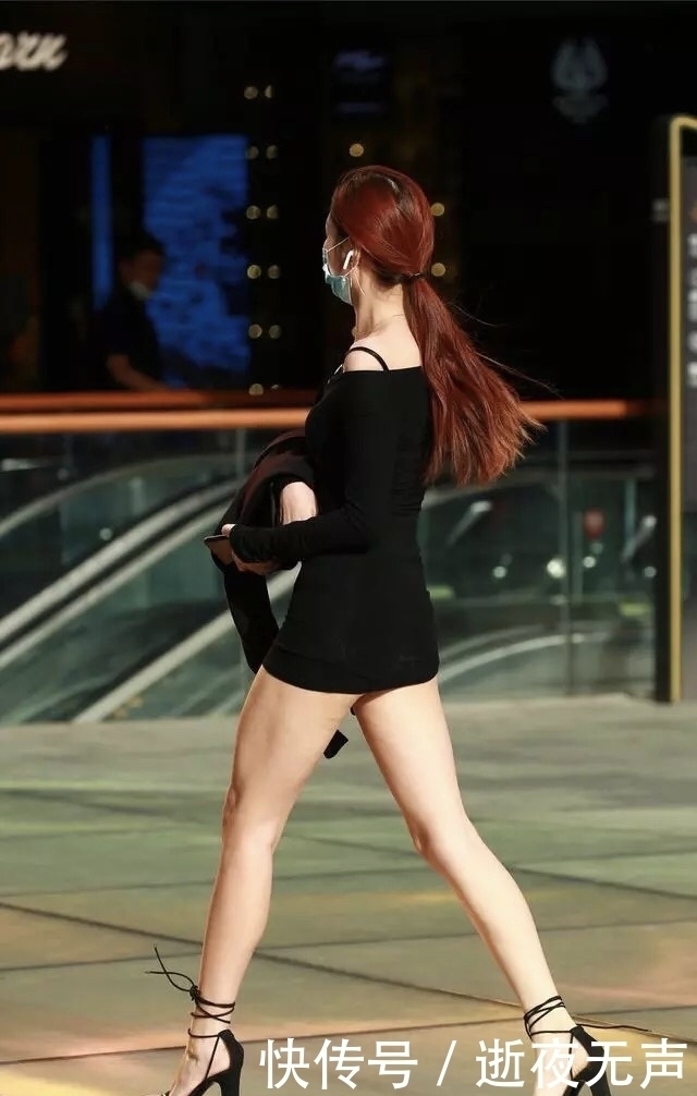 时节|初秋时节,美女穿针织连衣裙,搭配一字带凉鞋,继续上演夏日风情