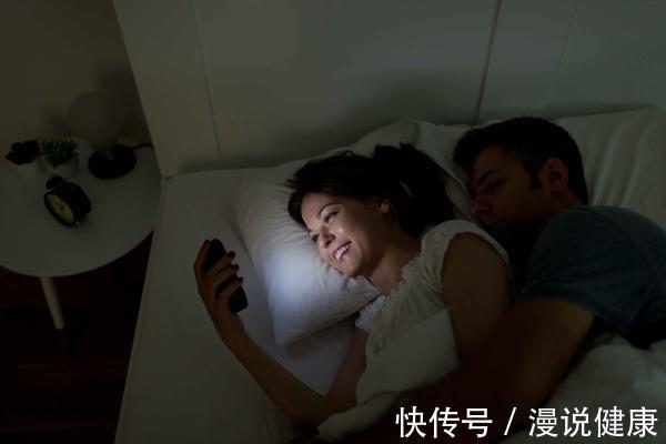 黄斑病变|关灯玩手机一时爽,但眼睛遭罪可不少!除了白内障,还会遭哪些罪