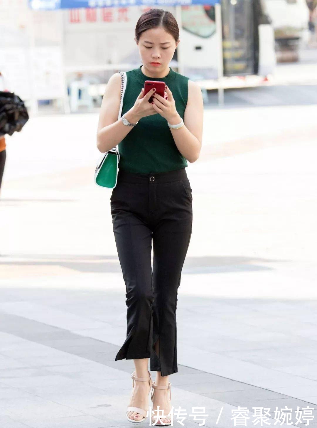 美女穿着一双一字带黑色高跟凉鞋,出街不仅清凉而且带着自信魅力