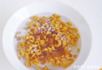 用这菜包包子,花不了几块钱,比纯肉的还好吃,隔几天就要蒸一锅