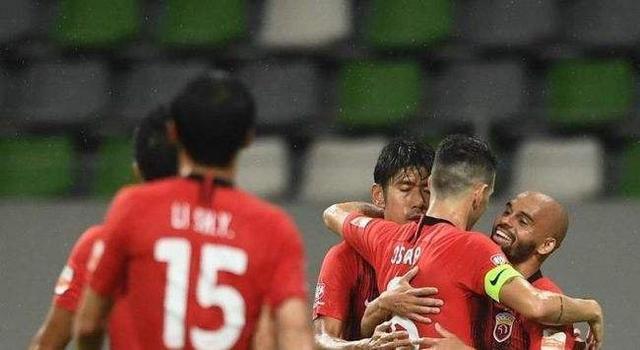 越南足協(xié)|凌晨1點(diǎn)，國(guó)足跟隊(duì)記者再現(xiàn)爭(zhēng)議報(bào)道：李霄鵬很意外，球迷罵聲一片