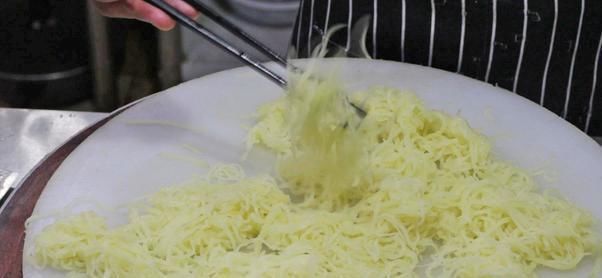 土豆丝里打2鸡蛋,没想到这么好吃,我家隔天就想吃,出锅被抢光
