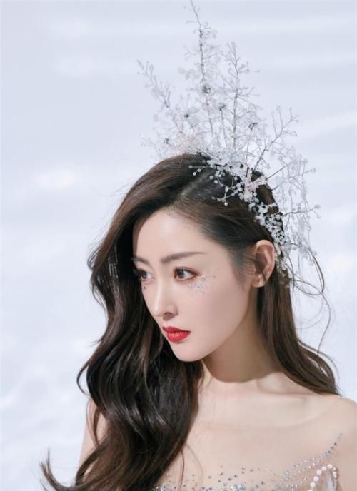 发型 女人50岁后,别再剪短发了!今年流行这些发型,时髦减龄又气质