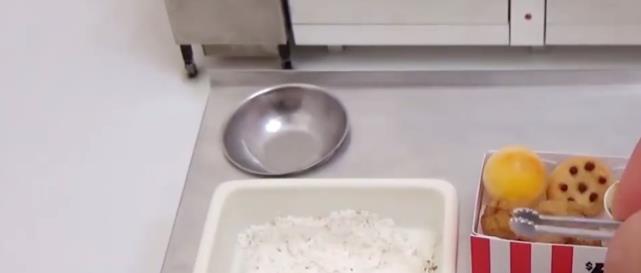 外国|外国的“迷你”的泡面,只有指甲盖大小,吃两百包未必能饱