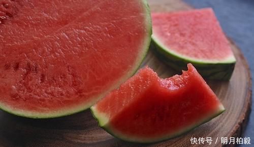 祛湿|晚上常吃4种祛湿的水果,不仅排出体内湿气,还有许多的好处