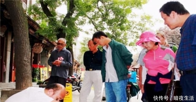 混饭|乞丐街头秀书法,字体工整又漂亮,专家:是为了混饭,不值得一提