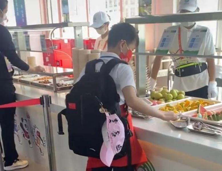 天真可爱！全红婵逛遍食堂吃起“自助”，连吃带拿场面相当有趣