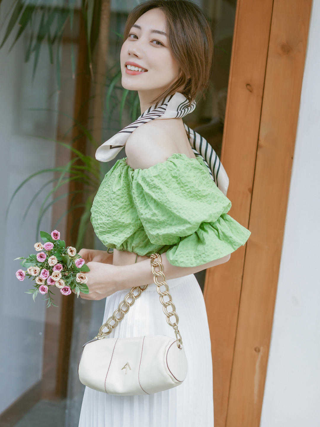 气质感|穿一字肩也可以很出众,搭配牛仔裤简约甜美,还提升气质感