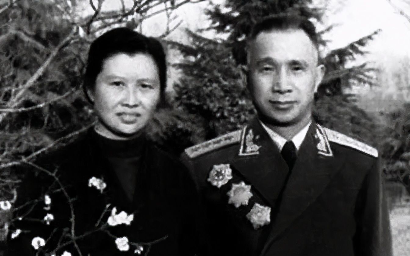 不弃|钢铁直男粟裕和白富美楚青，苦追三年结婚，相守43年不离不弃