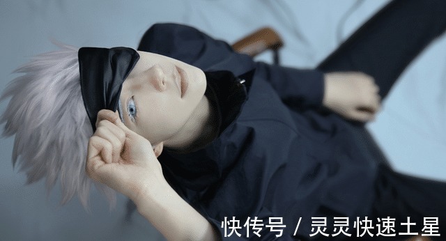 cos|鸽了一个半月后，熊祁COS《咒术回战》五条悟，网友这腿是真的