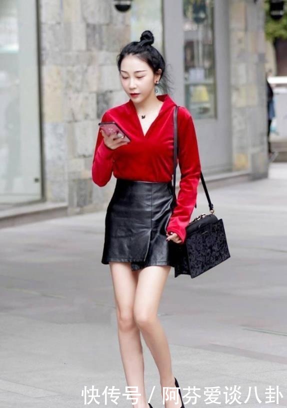 浅色|浅色修身连衣长裙搭配高跟凉鞋,温柔可人,气质高雅