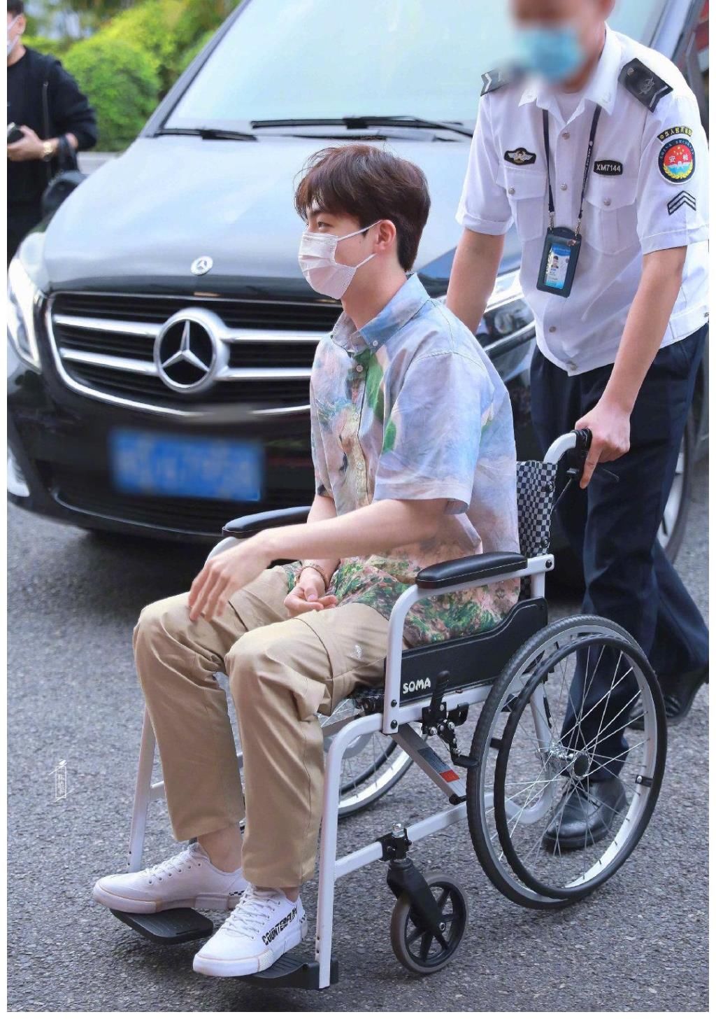 感染|陈立农每次常驻综艺节目都要受伤,去年手指骨折,今年腿部受伤感染发炎