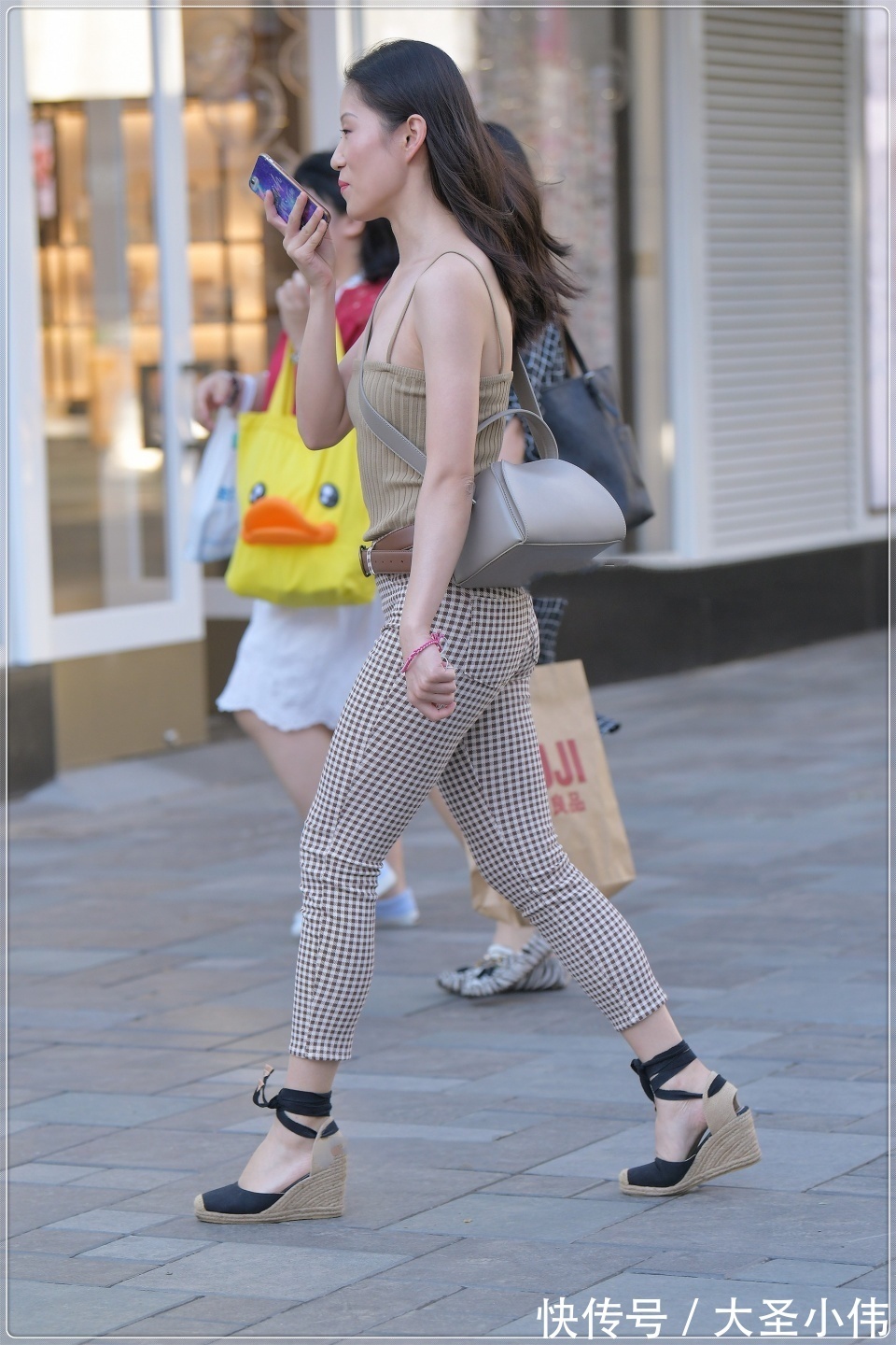 身材|美女街拍:街上最美丽的姐姐,完美身材让你短暂地忽略了颜值,根本无法分心