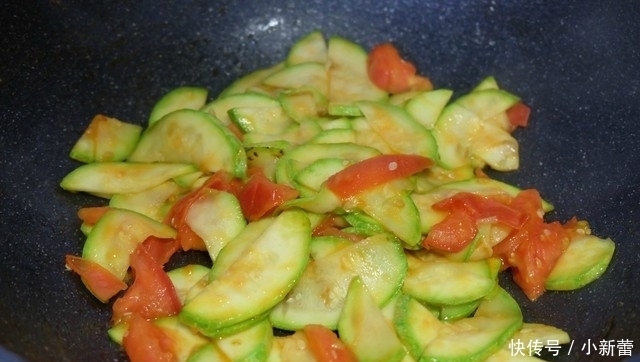 西葫芦别再炒肉了,放个番茄炒一炒,做法简单,清淡营养好吸收
