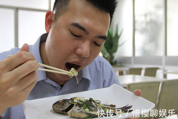 鱼胆|喉咙被鱼刺卡住了别再傻傻喝醋,教你2招,让鱼刺自己跑出来!