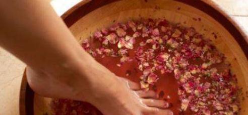 祛湿|深秋要开始泡脚了，在泡脚水里加2物，祛湿驱寒，身体暖暖的