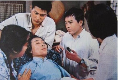 《喜盈门》业余作者导演首秀，城里人扮演强英，拍摄中给猪打麻药